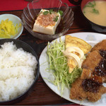 大優飯店 - とんかつ定食ナリ‼️ さすがにまいう〜
                                