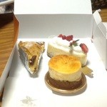 サンルイ島  鎌倉店 - 奥左:タルトポワール、奥右:チーズケーキ、手前:シブースト