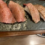 焼肉 ONAKANOMIKATA - ロース（左）カルビ（右）の肉寿司は、数秒炙ってから食べると最高でした。