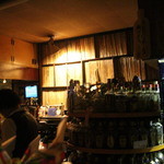 パパジョン - 店内は数百枚のレコード、実際にレコードをかけてもらえる