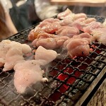 炭火焼 ゆうじ - ホルモンを焼き中。煙、香りよし。