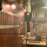 炭火焼 ゆうじ - 昭和レトロ感もある雰囲気ある店内