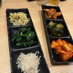 焼肉ホルモンうちだ - ナムル、キムチの盛り合わせ