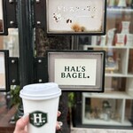 HAL'S BAGEL. - 小道に入る手前にある看板もかわよし