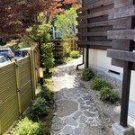 小川家 - 門から入口までの小道