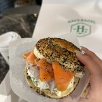 HAL'S BAGEL. - サーモンクリームベーグル。溢れんばかりのクリームチーズとサーモン、フレッシュオニオン、ブラックペッパーのの組み合わせは香りも食感も最高峰✨