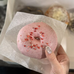 HAL'S BAGEL. - ストロベリー。中のジャムは甘酸っぱく、甘すぎる感じが全然なくてぺろっと食べちゃいました。