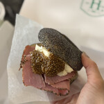 HAL'S BAGEL. - パストラミチーズ。1番最初に手が伸びた逸品。見た目もさることながら、味わいも格別。プチプチの粒マスタードが食欲そそる〜！