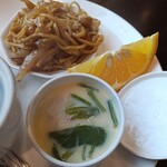 ごんた - 焼きそばは醤油と何か違う味も混じってます。変わった野菜が美味しい