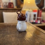 悟空茶荘 - 急須から湯冷ましの器にお茶を移します