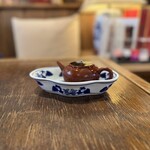 悟空茶荘 - 急須にお湯をいっぱい注いでいます