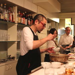 レンゲ - 月の輪熊鍋を取り分けてくれます　(2014/12 Ⅱ)