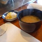 利心 - セットの味噌汁と漬物