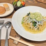 Aランチ（サラダorスープ、本日のパン、選べるパスタ）