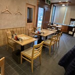 一兎軒 - 4人掛けテーブル席と2人掛けテーブル席
