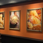 一兎軒 - カウンター前にはお店の看板である焼売.自家製麺.唐揚げのポスターが飾られています