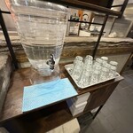 一兎軒 - お水は店内2箇所にあるガラス製の冷水タンクにてセルフ