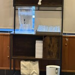 一兎軒 - 入って左側の冷水タンク(楊枝は冷水タンク上)