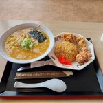 鶏源ラーメン - ラーメン・ザンキ・炒飯セット…。