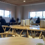 アケル食堂 - 白を基調とした店内は、木の温もりが感じられる落ち着いた空間です。