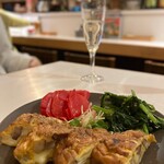 泡屋 かはづ - 前菜3種盛り合わせ(燻製入りオムレツ、みぶ菜のナムル、紅大根のピクルス)