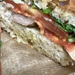 MORETHAN BAKERY - トマト、ルッコラ、チーズ、炭火焼き的なチキン