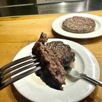BurgerPOLICE - 国産牛パティ♡は、細挽きの牛肉に脂が入った♡ジューシ〜♪なパティ♡