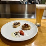 BurgerPOLICE - ・自家製プルドポークのプルスケッタ
      ・自家製ポロネーセのプルスケッタ
      ・プラータチーズ