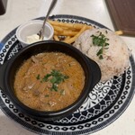 ent eat - ビーフストロガノフランチ。白米か雑穀米かパンを選べます。