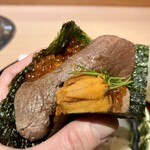 日本焼肉はせ川 - 〈和牛の握り雲丹とこぼれいくら〉
