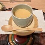 日本焼肉はせ川 - 〈濃厚鶏卵 卵〆〉
      百合根の入った吉野の卵の茶碗蒸し