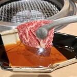 日本焼肉はせ川 - タン以外は一度焼く前にオリジナルのタレにくぐらせてから焼く
