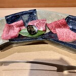 日本焼肉はせ川 - 〈今日出してくれるお肉4種〉　左から
      ・青森黒毛和牛のタン
      ・神と書いてある、なかなか取り扱い店こ少ない神谷商店のハラミ
      ・三重松坂牛のとうがらし
      ・山形雪降り和牛のイチボ