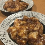 ホルモン焼肉 富や - 手前:ホルモン、奥:ミノ