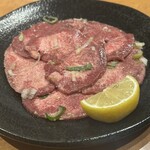 ホルモン焼肉 富や - 塩タン