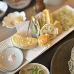 砂場 - パプリカ、蓮根、ナス、じゃがいも、牛蒡、
そしてりんごと金柑の天ぷら