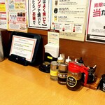 焼肉冷麺やまなか家 - テーブル