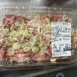 コストコ - 料理写真:ネギと塩麹に漬けた豚肉   取り分けしてジップロックに入れてたら玉ねぎも入ってることに気づいた
