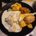 GRAND PYRAMID - 右手の鯖のフライが、ニンニク風味でサクサクと食べやすかったです