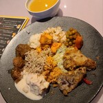 GRAND PYRAMID - 第２陣。真ん中にあるのが、メインの炊き込みご飯。甘くてスパイシーないい香りがします