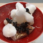 寿司栄 - 関の真鯛、泡酢橘とキャビア添え