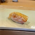 鮨中村 - 天然鯛(天草)昆布締め　中に柚子