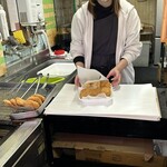 中井精肉店 - 綺麗に仕切りを入れ包んで頂きました。