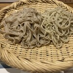 手打蕎麦 わくり - 左　中津川阿木在来種　右　乗鞍在来種