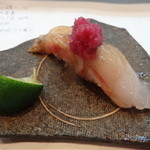 寿司栄 - 酢橘を絞って色が変わる