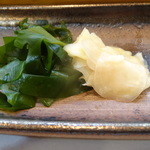 寿司栄 - 若布とガリ