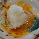 寿司栄 - 海栗にご飯を入れて