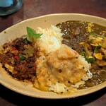 negombo33 - カレー2種類盛。左がラムキーマ、右がイカカレー