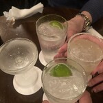 ザバー - (上から時計まわり)ジントニック、ソルティドッグ、ジントニック、ドライマティーニ