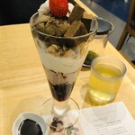 nana's ​green ​tea  シャポー市川店 - ほうじ茶ショコラベリーパフェと玄米茶